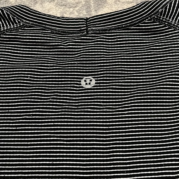 black and white striped Lulu lemon top - Picture 3 of 4